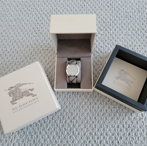 Authentic Burberry watch - Picture 5 of 11